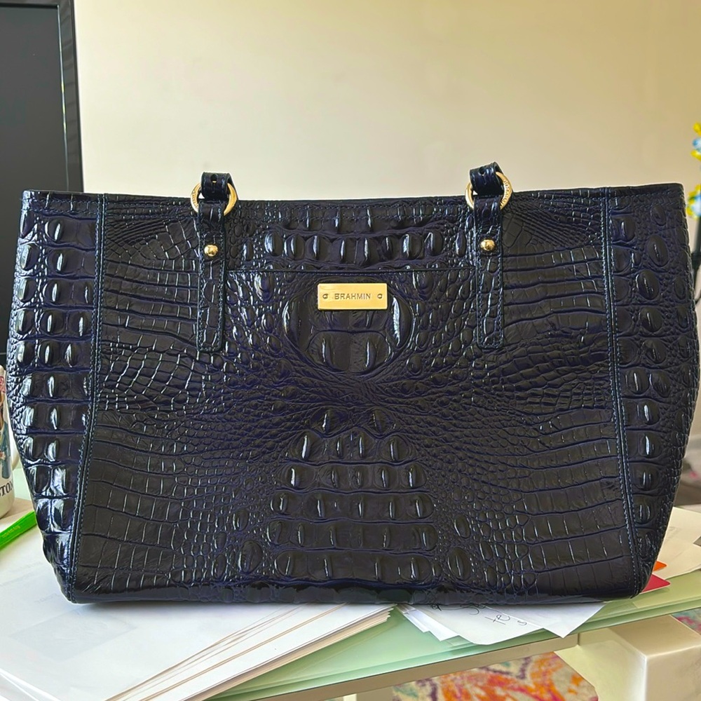 Like new Brahmin tote purse 💙 Navy blue